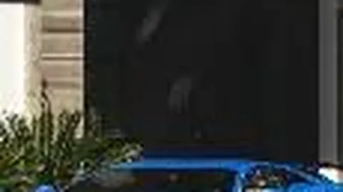 何赛飞挥舞魔杖追击代拍者，网友赞“权杖女王”