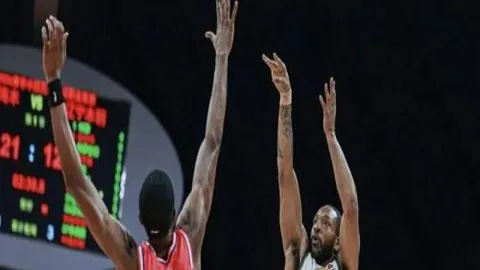 斯图加特昔日战友重逢，伊藤洋辉与郑优营交换战袍